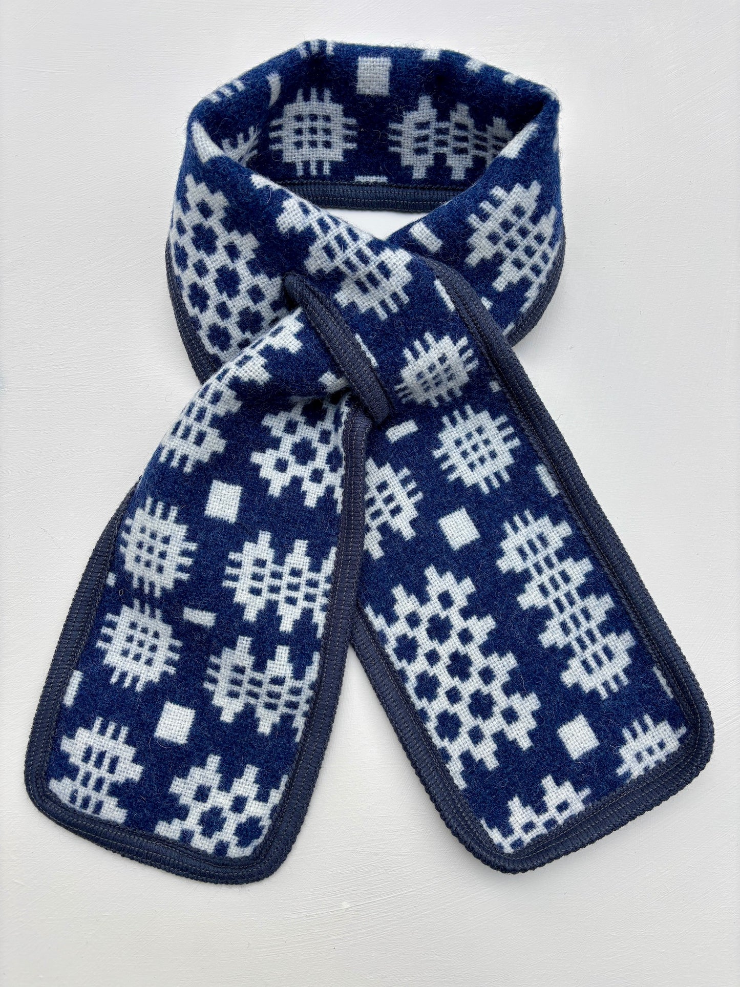 Navy & Pearl Coler Cwtch