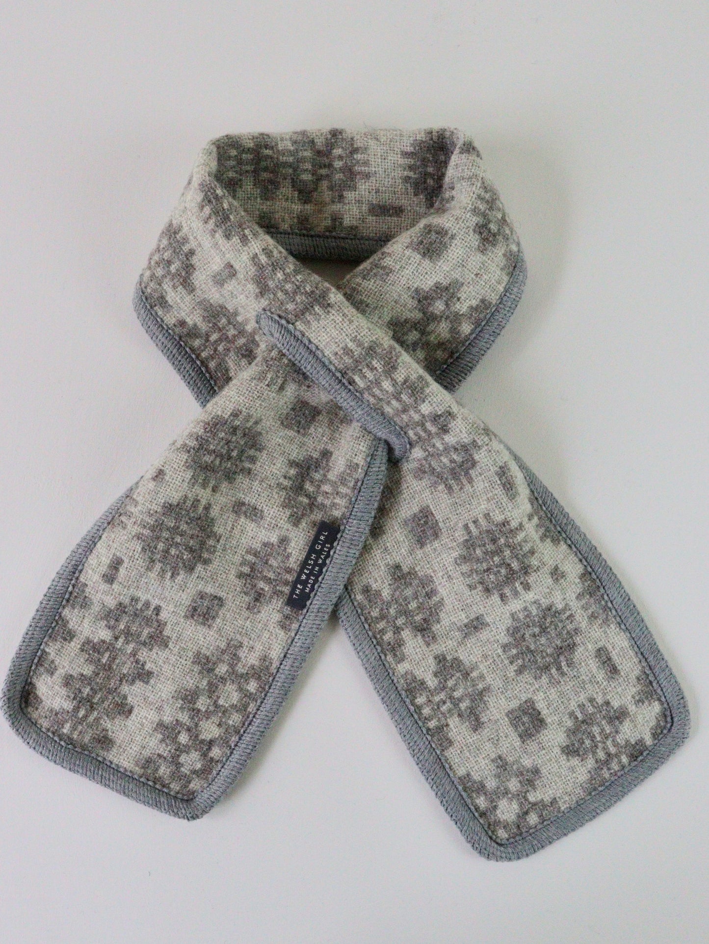Pebble & Stone Coler Cwtch