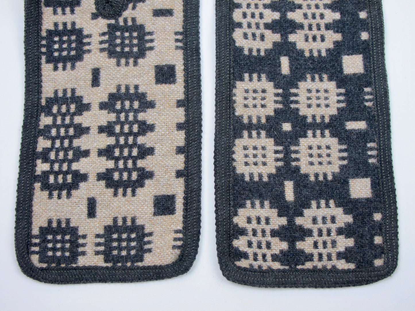 Graphite & Camel Coler Cwtch